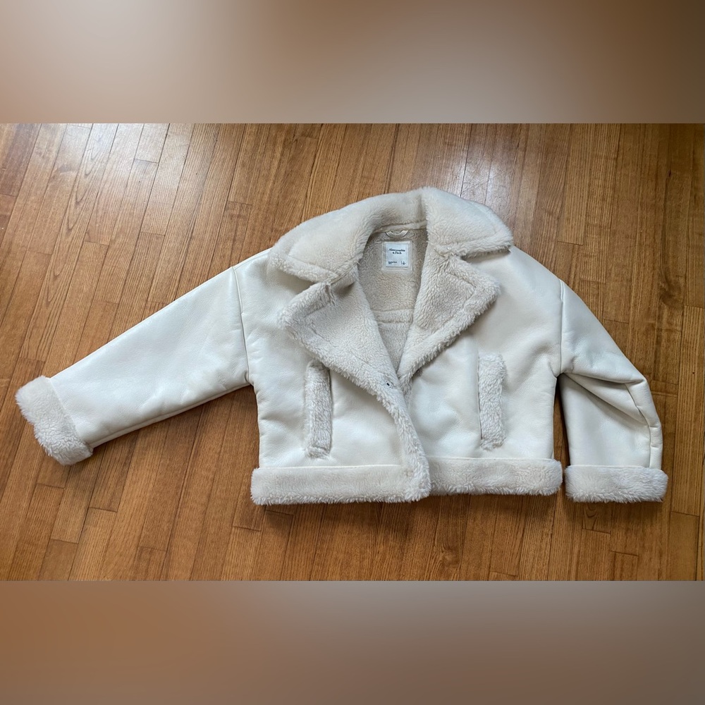 EUC Abercrombie & Fitch vegan faux leather sherpa trim coat in ivory women’s L